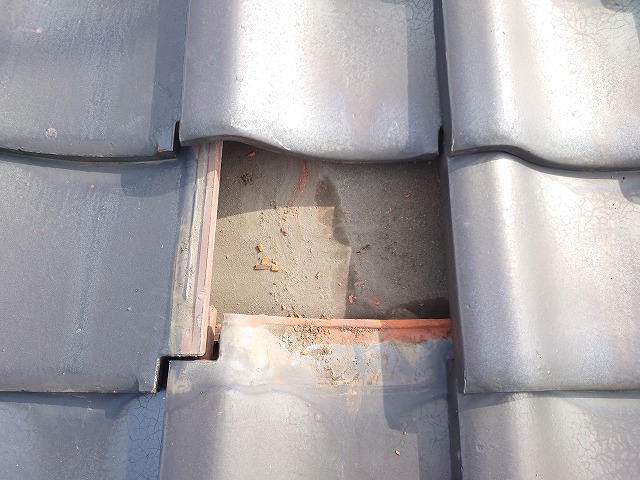 瓦を一枚剥がした屋根