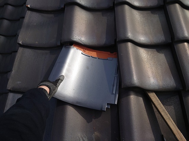 新しい陶器瓦を差し込み