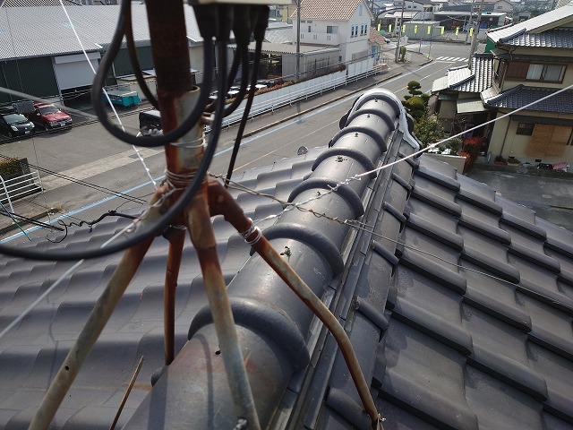 テレビアンテナを留めるステンレス線