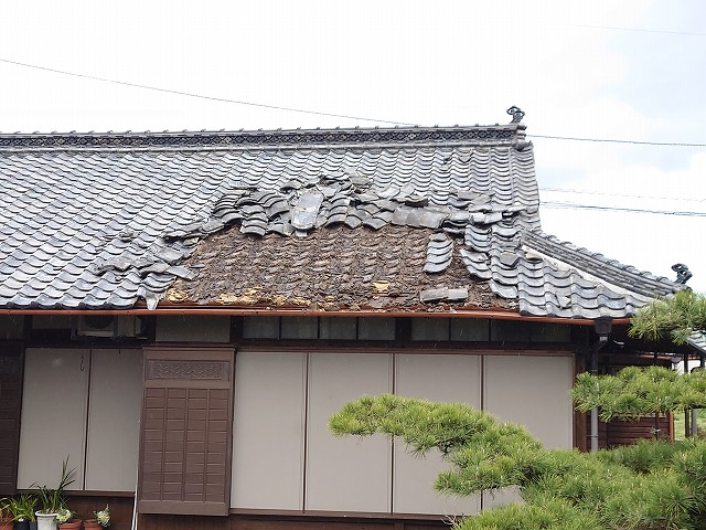 屋根の瓦がめくれあがった屋根