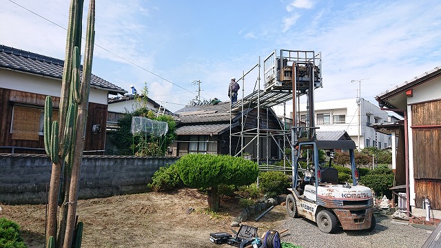 ビケ足場でステージ組