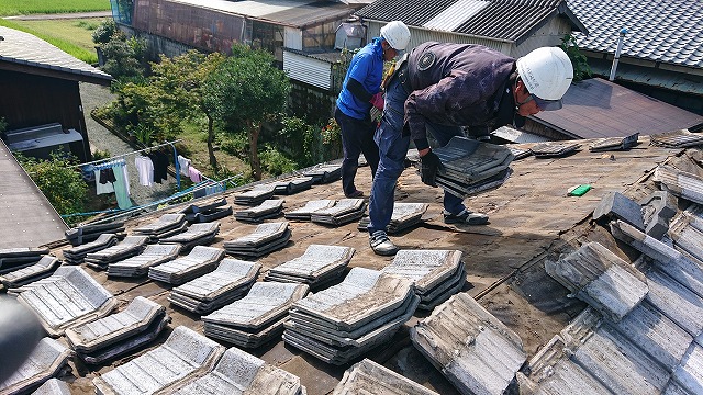 セメント瓦の撤去作業