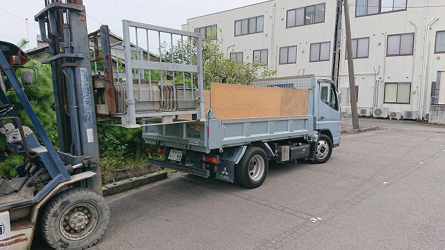 フォークリフトからダンプへ積み替え