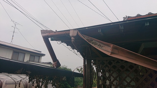 壊れた雨どい