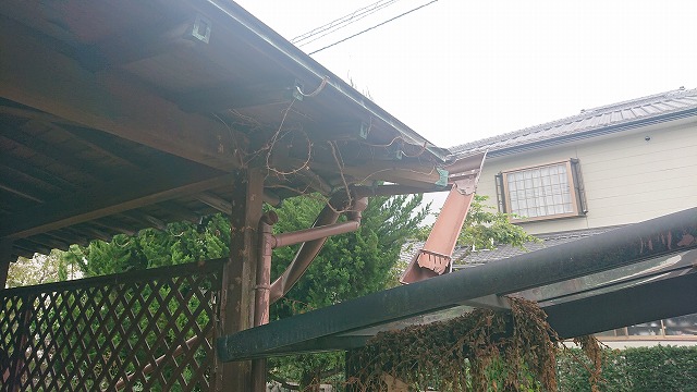 壊れた雨どい