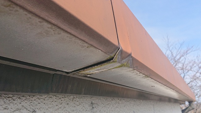 角樋の軒継手からの雨漏り