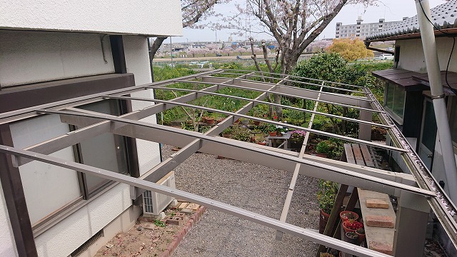 屋根パネルを外したカーポート