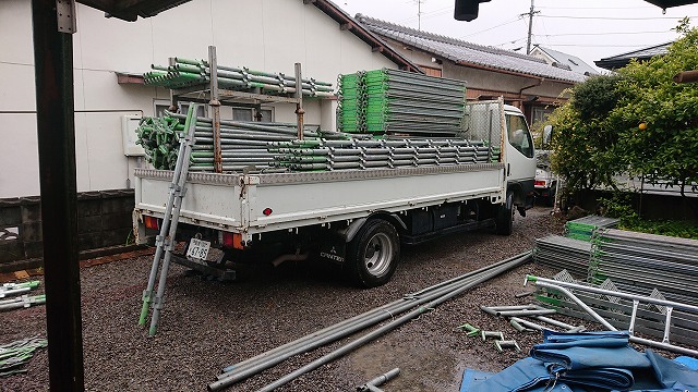 車の荷台に積まれた足場材