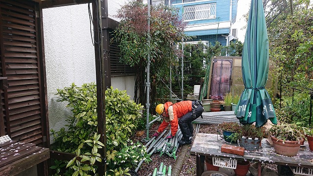 建物の周りに足場を配置