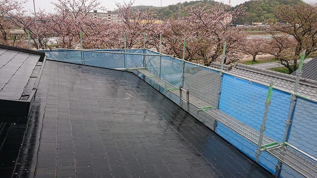 屋根工事の足場