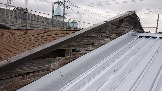 傷んだ壁の木下地