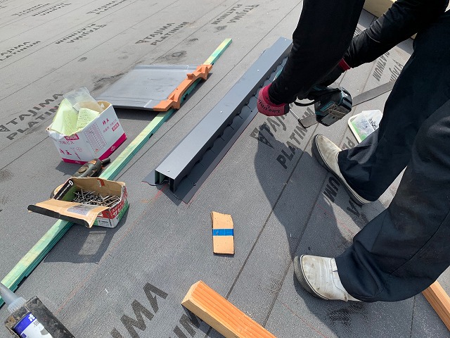 棟換気部材取り付け