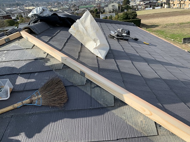 隅棟の芯木の取り付け