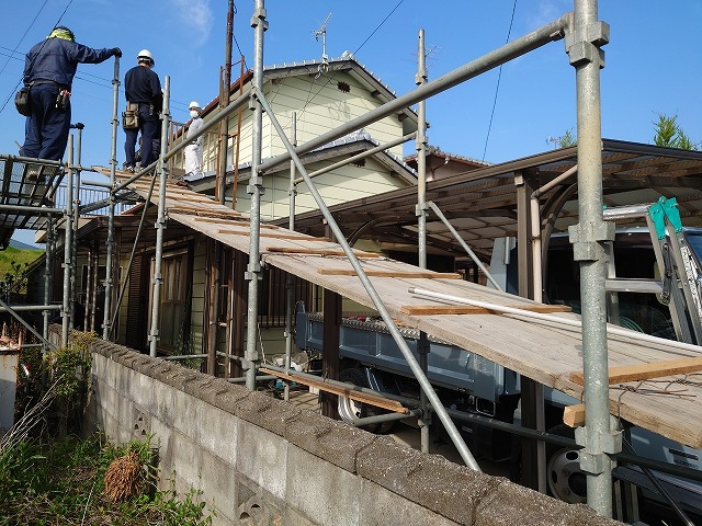 屋根工事用の足場ステージ
