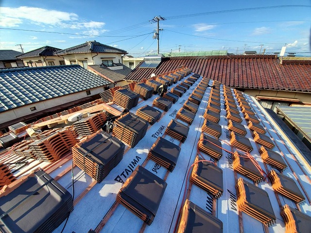 屋根の上に揚げた瓦