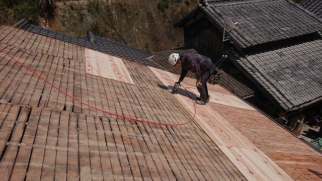 野地板の上に構造用合板の増し張り