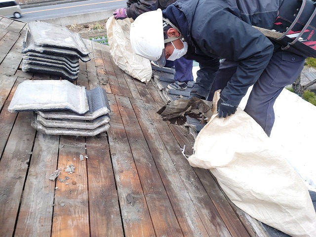 屋根のゴミ掃除