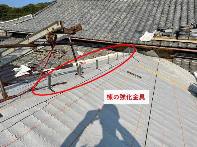 棟の強化金具の設置