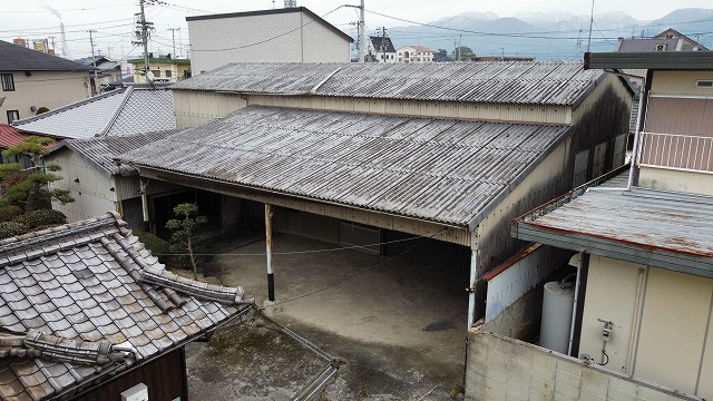 波スレートの倉庫