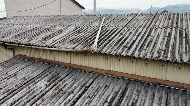 折れ曲がった雨樋