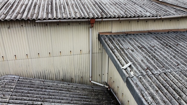 波スレートと雨樋