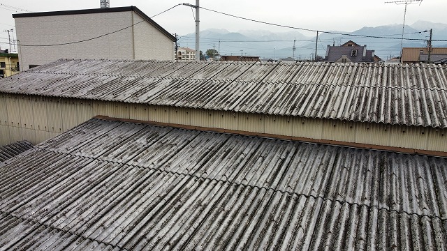 波スレートの倉庫