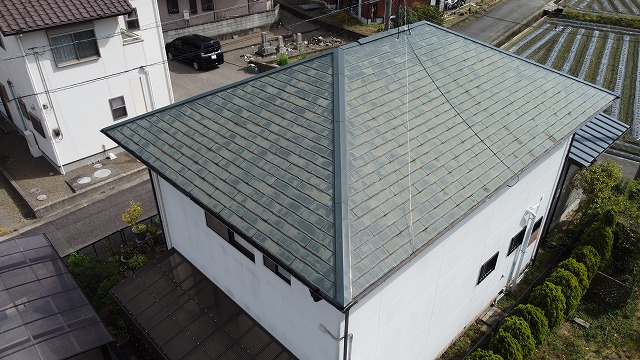 コロニアル屋根の家