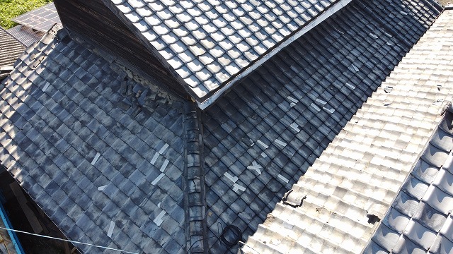 古く傷んだ瓦屋根