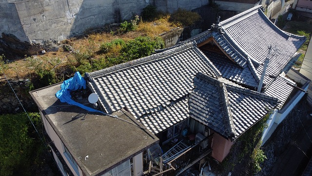 古い瓦屋根の家