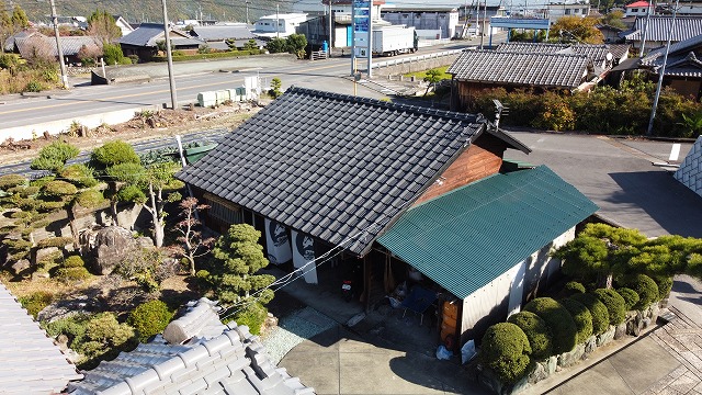 セメント瓦の平屋の屋根