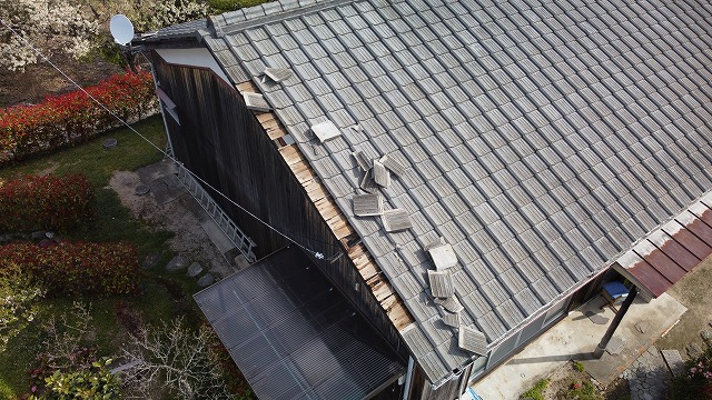 飛散したセメント瓦屋根