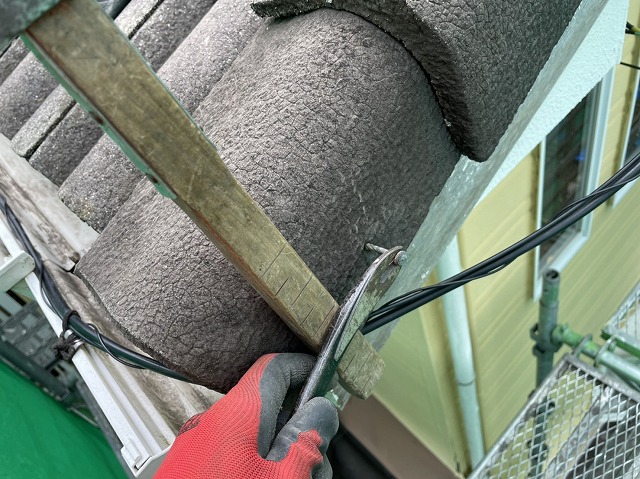 袖瓦の釘を抜いている様子