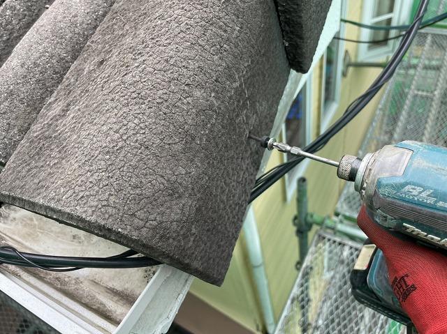 ビスを打ち込んでいる様子