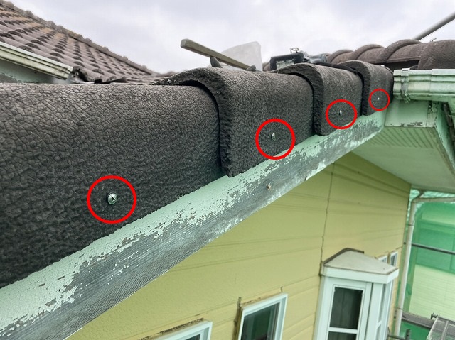 袖瓦をビスで打ち換えた様子