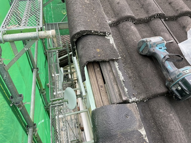 ヒビが入って割れた袖瓦