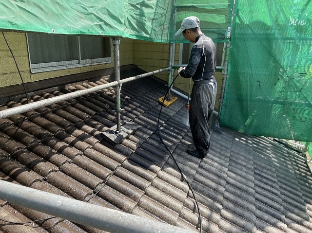 屋根を高圧洗浄中