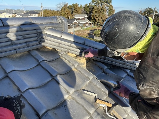 古くなった面戸漆喰の除去