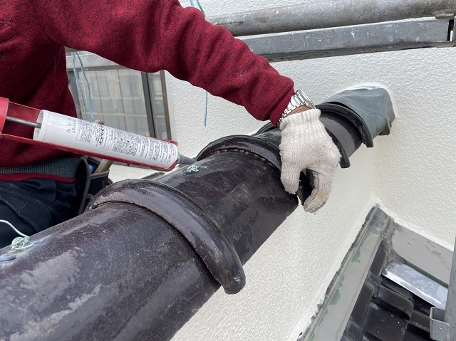 コーキングで7寸丸瓦を固定