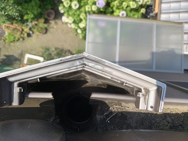 詰まった雨樋の掃除