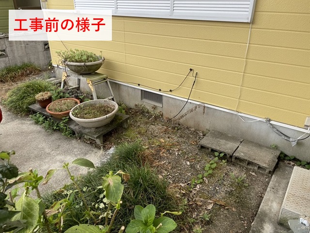 草が生えて荒れた庭