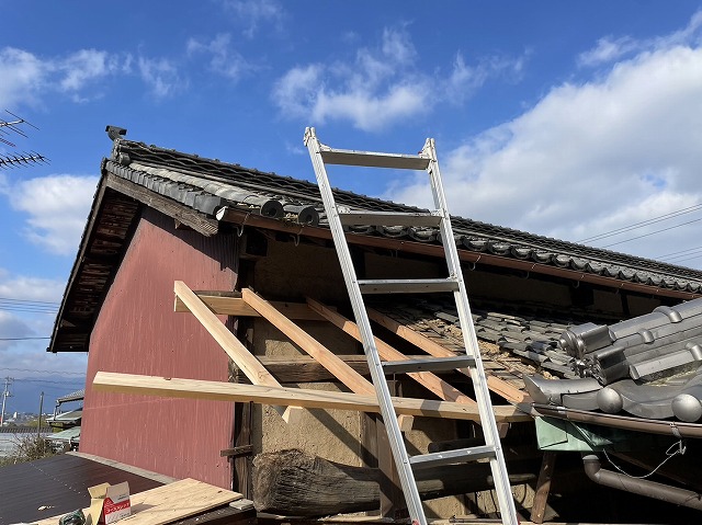 納屋の屋根修繕・垂木施工