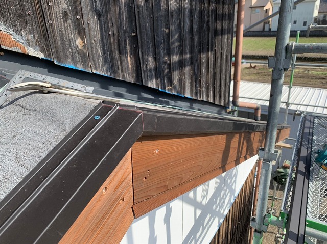 ケラバの破風板と水切板金