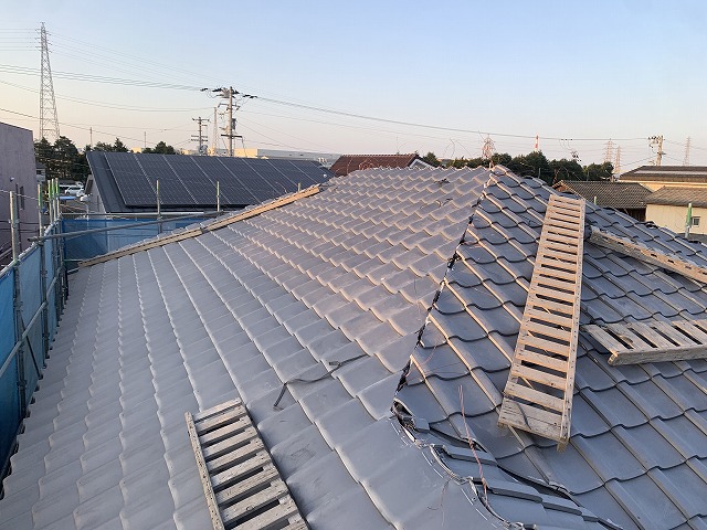 屋根の形状に合わせて瓦を葺いた写真