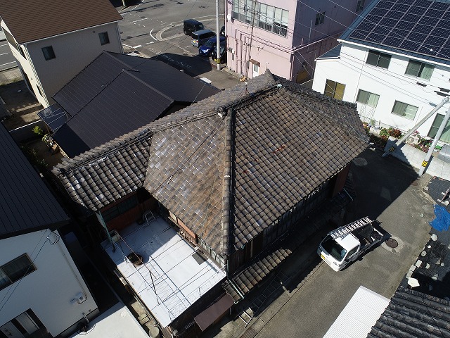 全体的に痛みが見られる瓦屋根