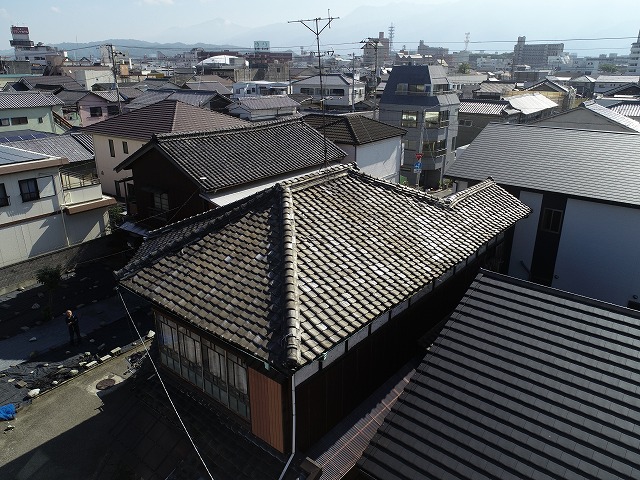 屋根リフォーム前の傷んだ状態の屋根