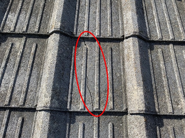 割れたセメント瓦