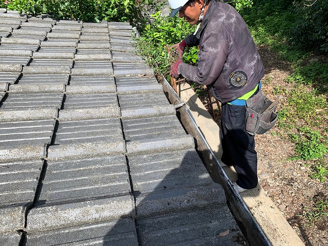 足場から軒樋の掃除