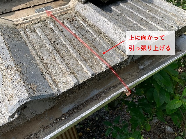 ステンレス線で受け金具を引っ張り上げる