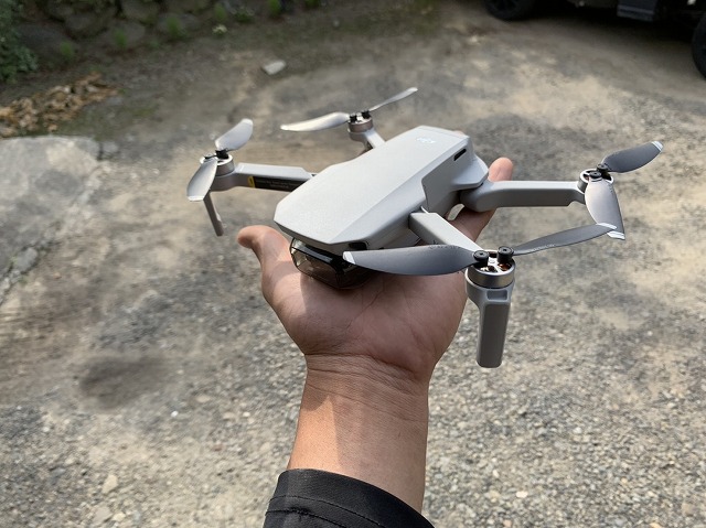 屋根調査に使用するドローンの写真