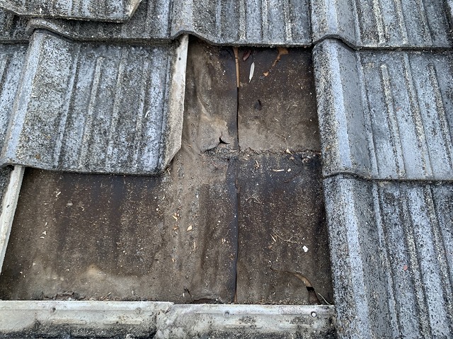 セメント瓦をめくった写真